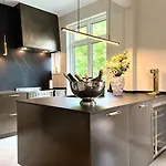 Luxurious - Exceptional Location In Center With Free P Villa