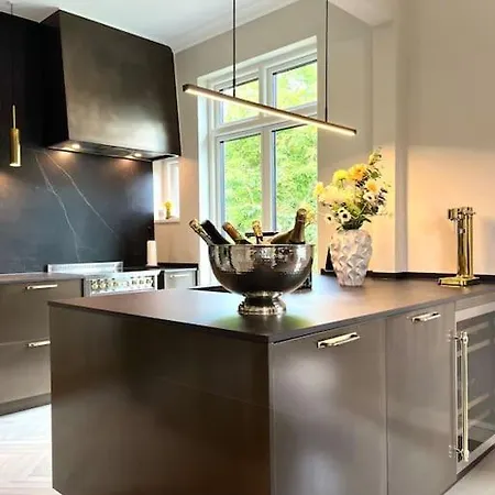 Luxury Villa - Exceptional Location In City Center With Free Parking Willa
